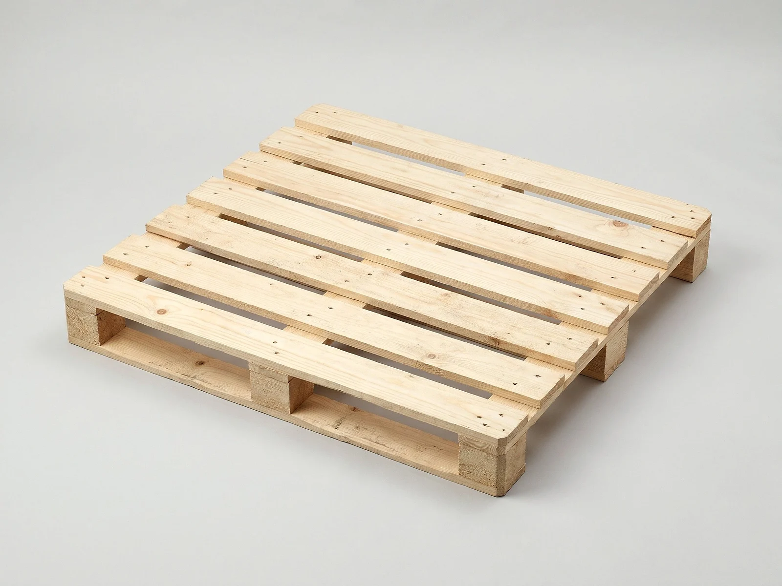 Tarima cuadrada de madera de 120 × 120 cm, nueva, sobre fondo gris