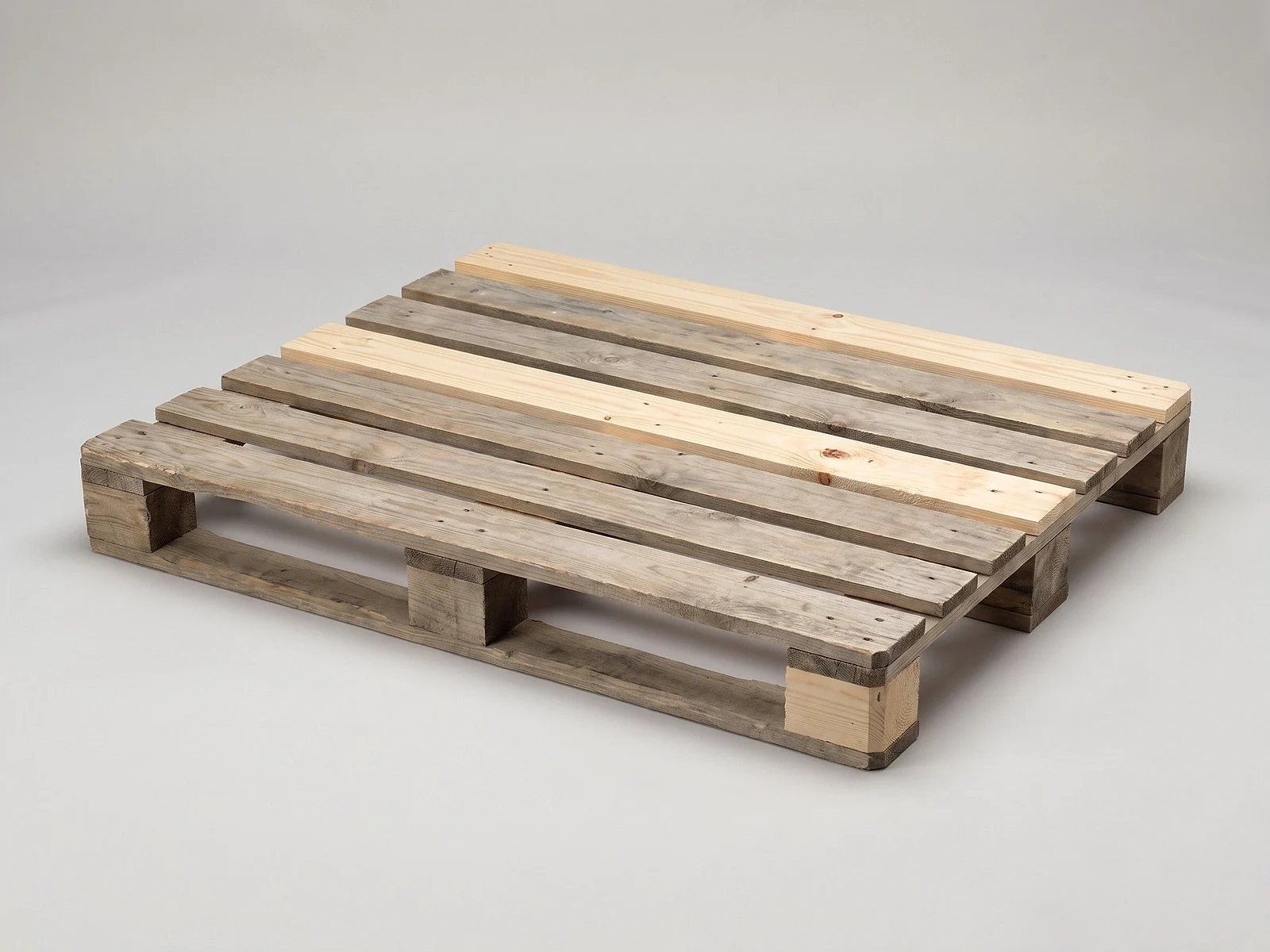 Tarima reciclada de madera de 120 × 100 cm con tablas de dos tonos
